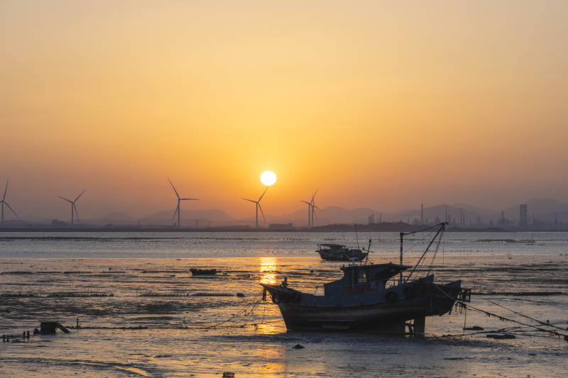 夕阳下的渔船与风车图片