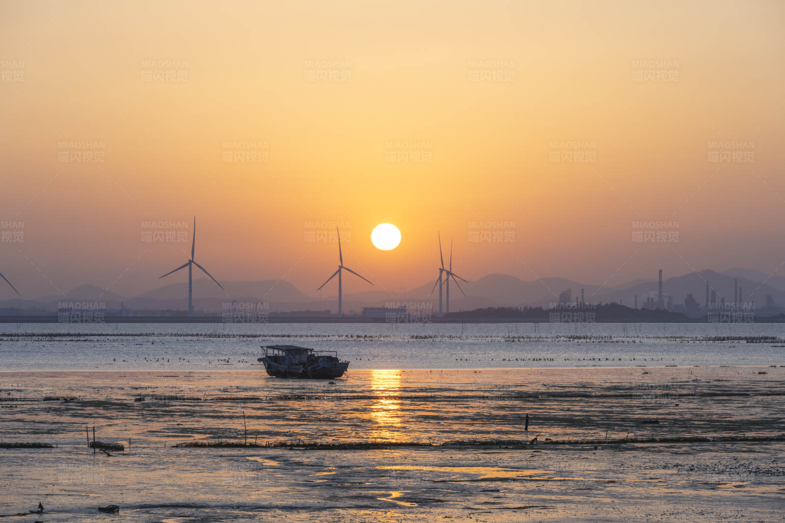 夕阳下的风车与小船图片