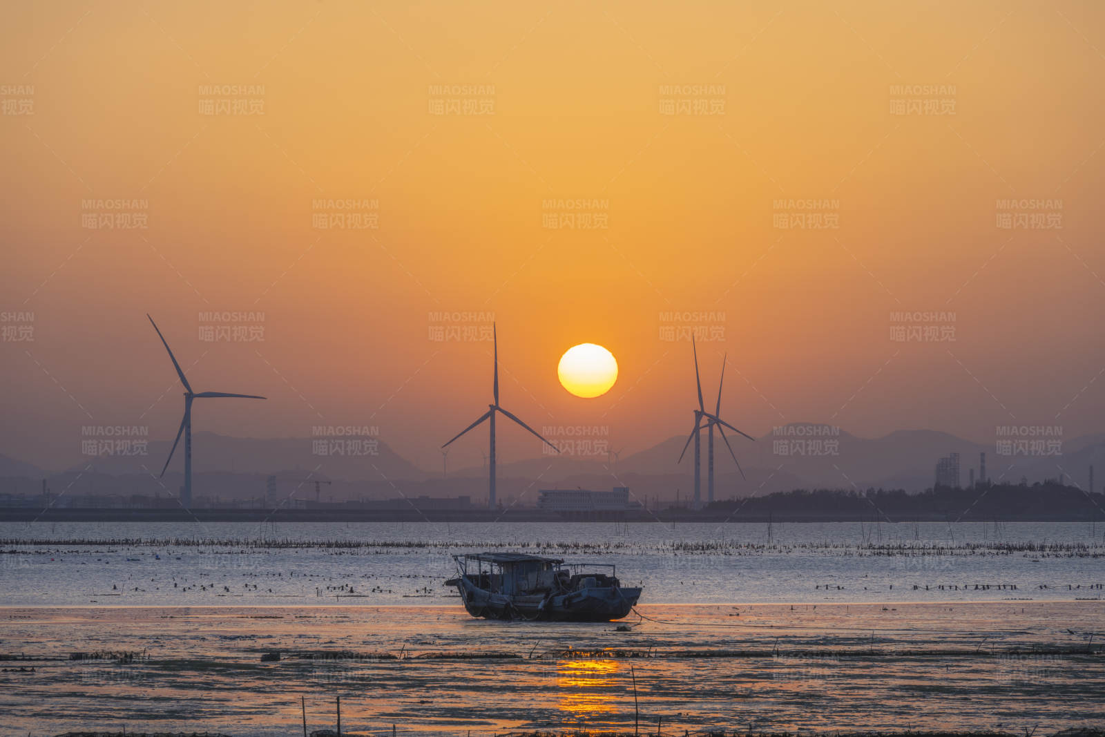 夕阳下的风车与小船图片