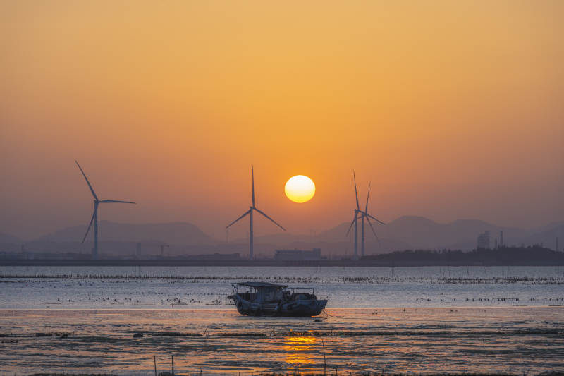 夕阳下的风车与小船图片