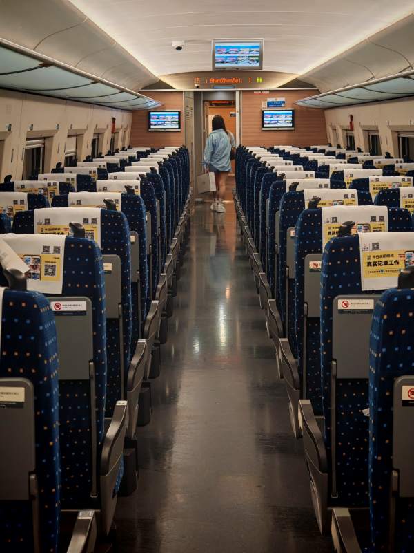 空荡列车上的孤独身影图片