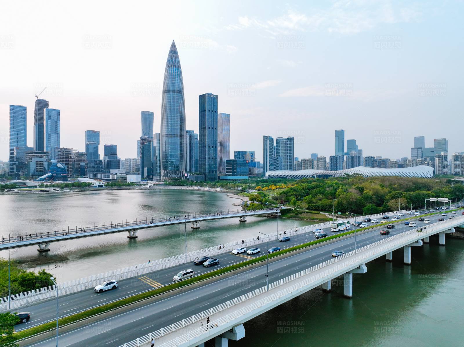 深圳湾大桥与城市天际线图片