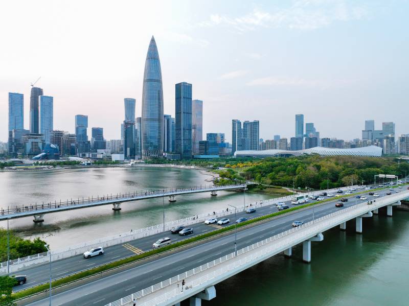 深圳湾大桥与城市天际线图片