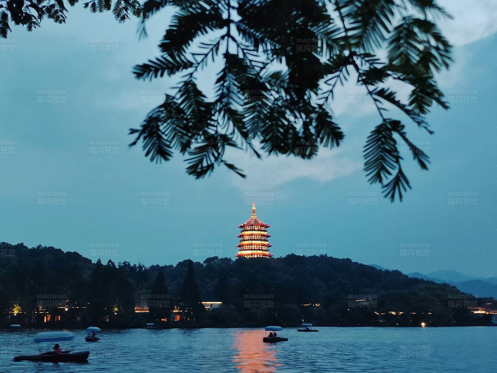 西湖夜景与雷峰塔图片