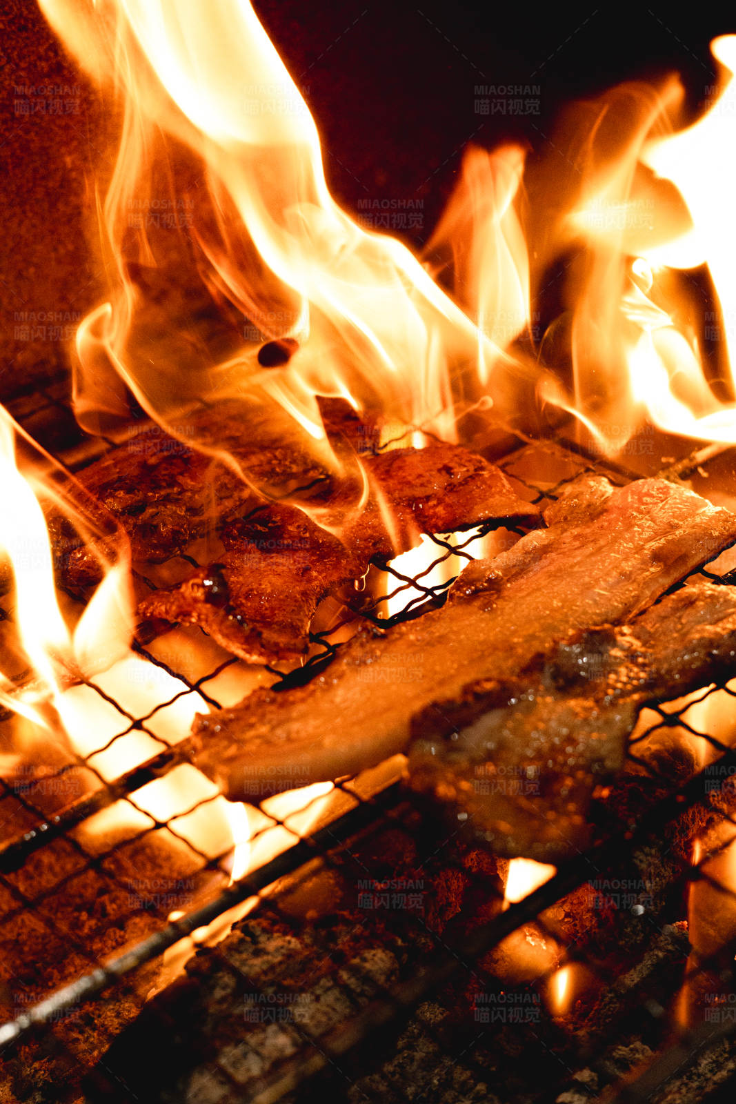 火焰烤肉图片