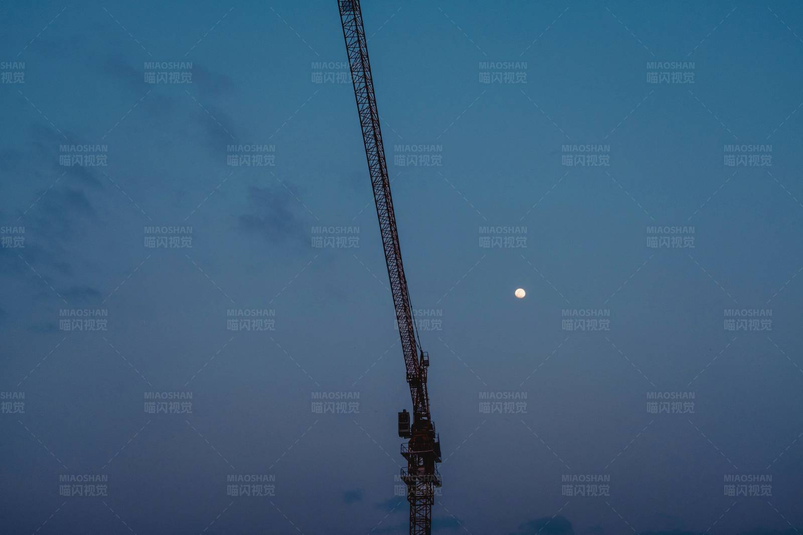 月夜吊车图片