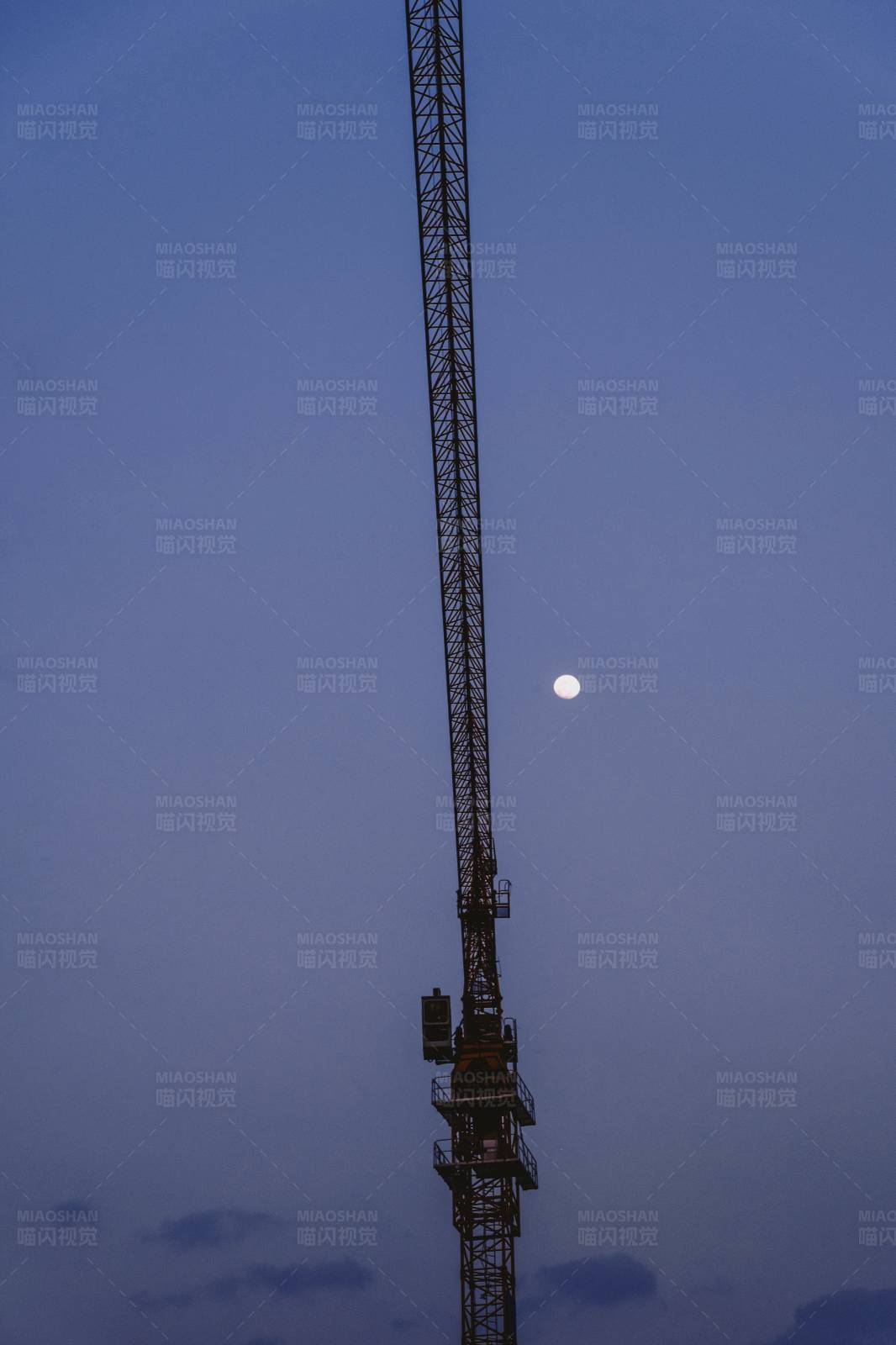 月夜吊塔图片