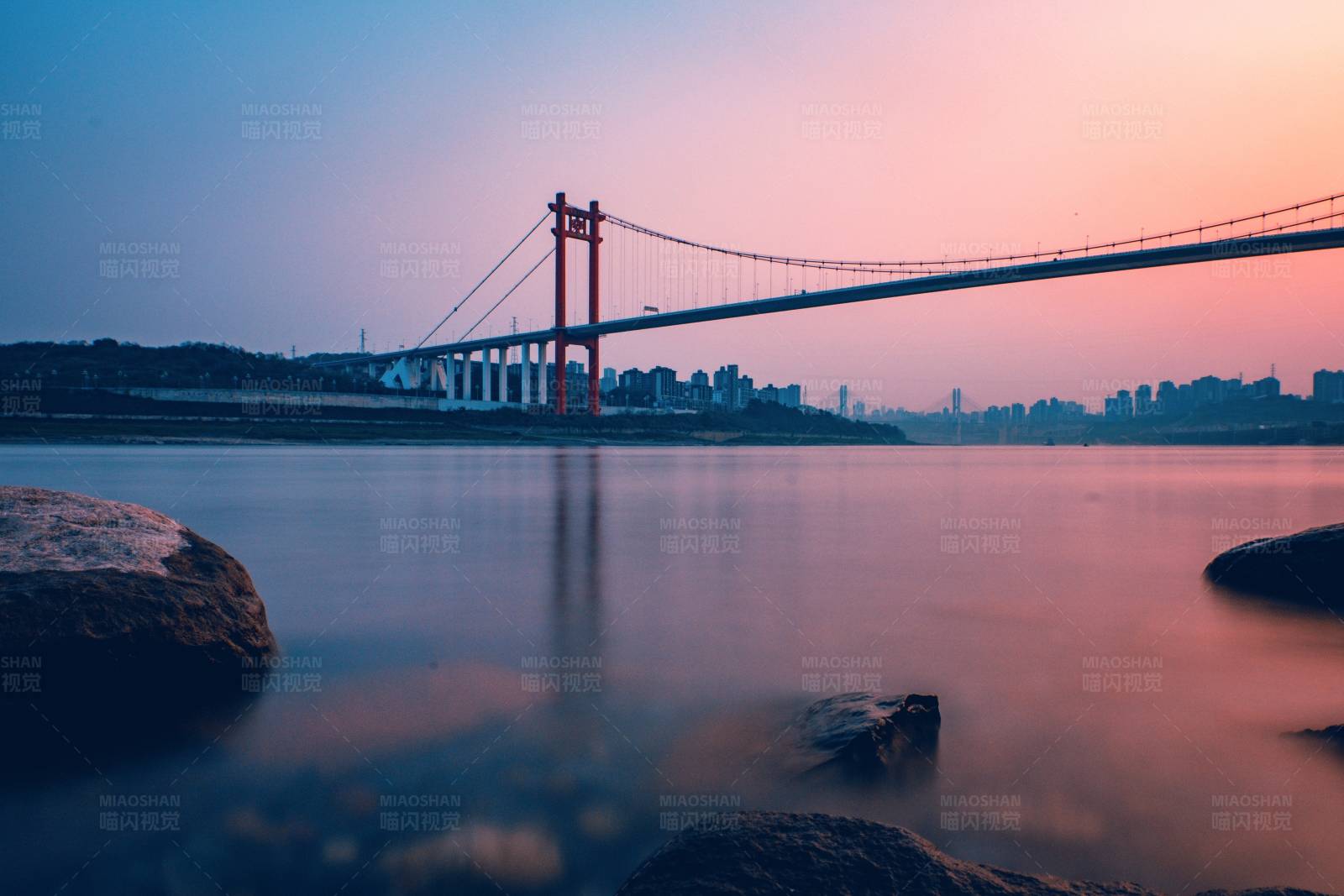 夕阳下的桥梁与城市图片