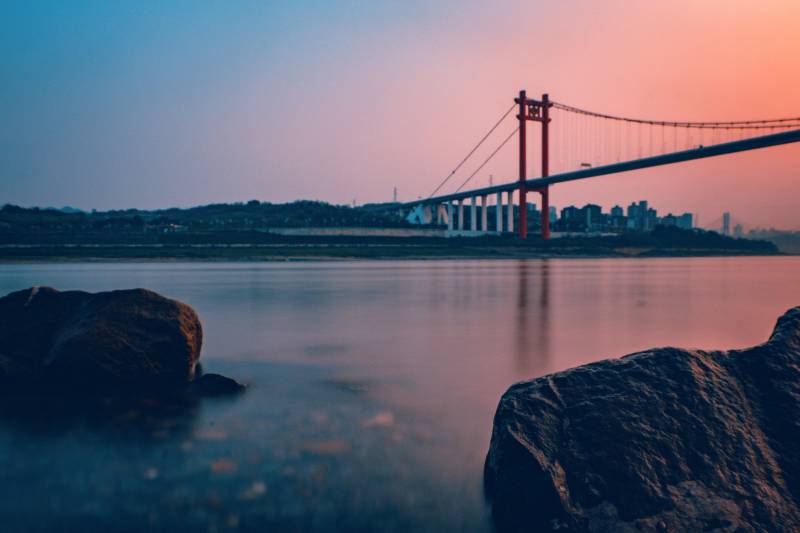 夕阳下的桥梁与城市图片