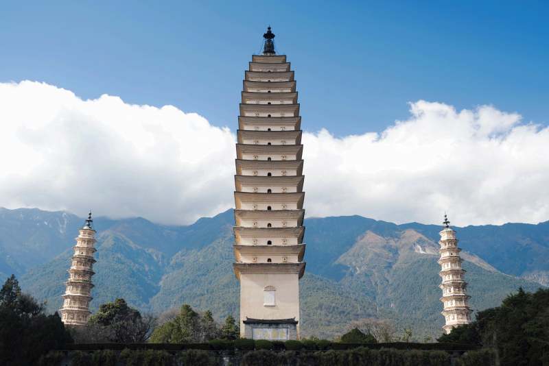 大理苍山下的崇圣寺三塔图片