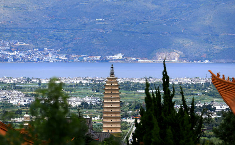 大理苍山远眺崇圣寺三塔与洱海图片
