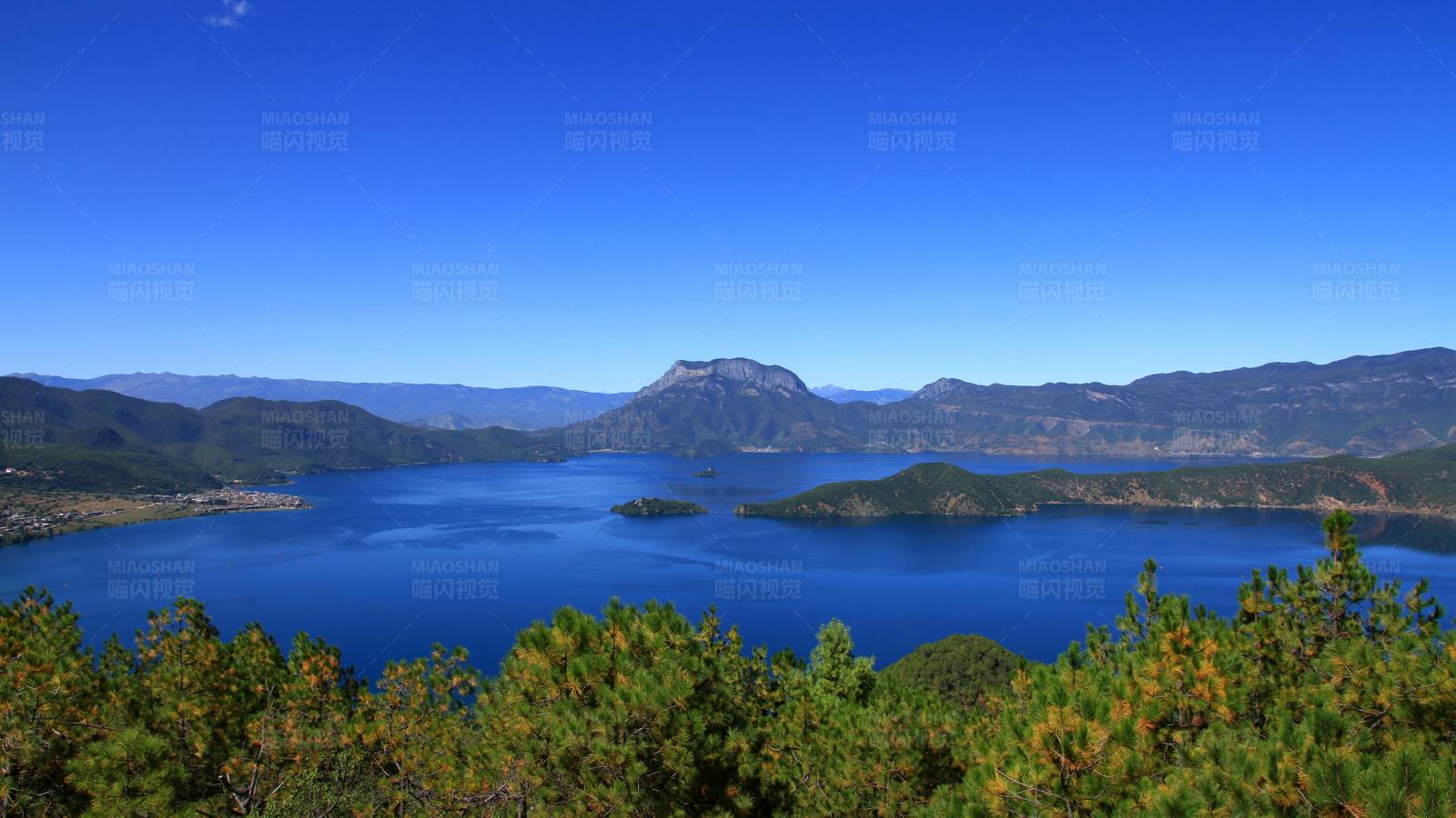 泸沽湖的宁静美景图片