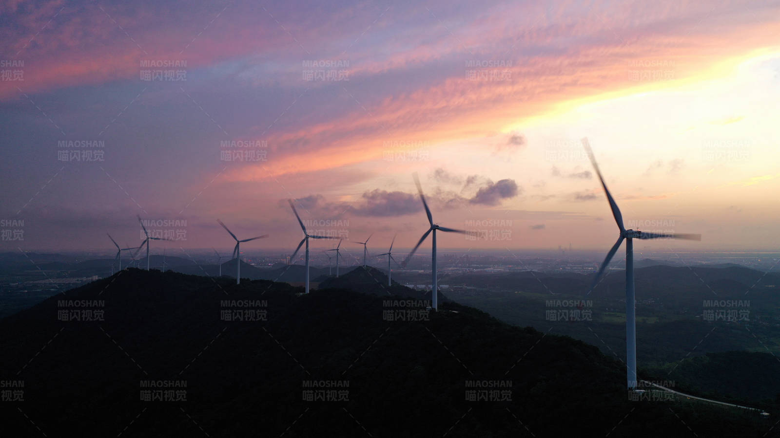 航拍日落晚霞中的风车山图片