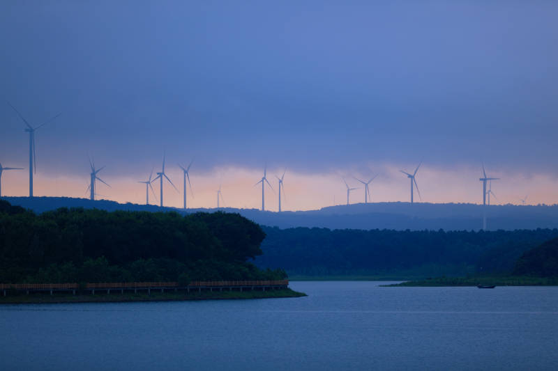 南京六合竹镇风车湖畔夜景图片