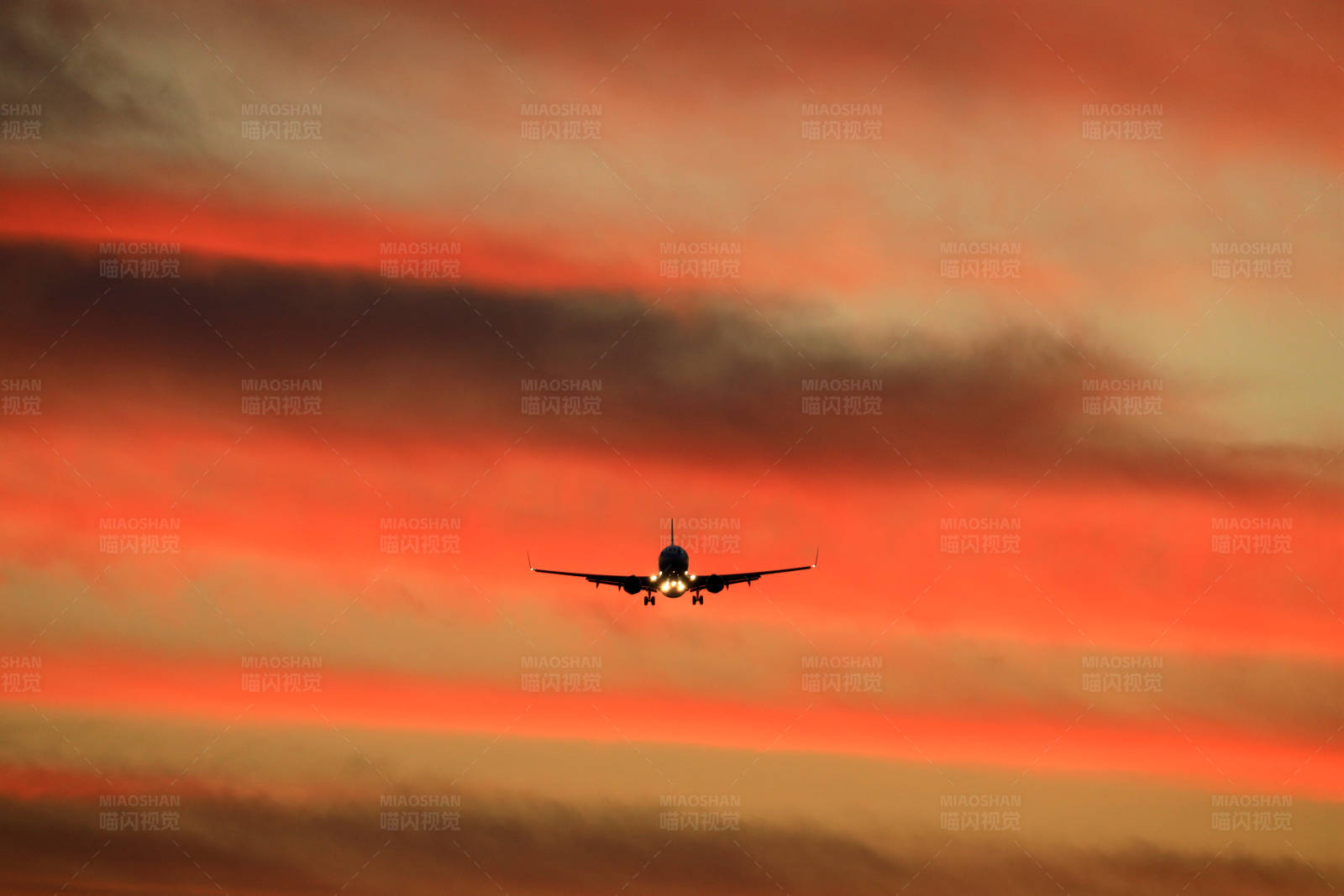 夕阳下的飞机图片