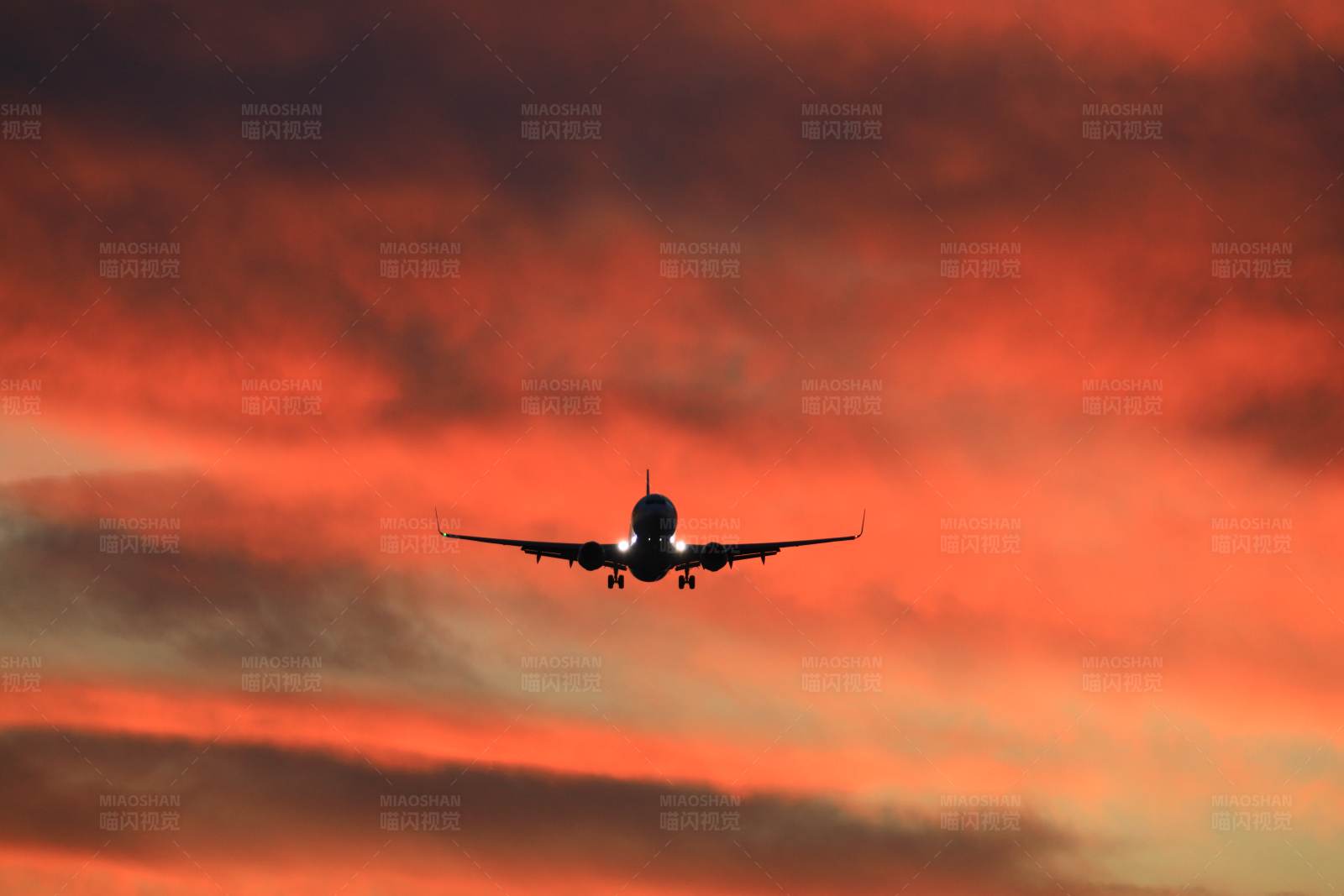 晚霞中起飞的民航客机图片