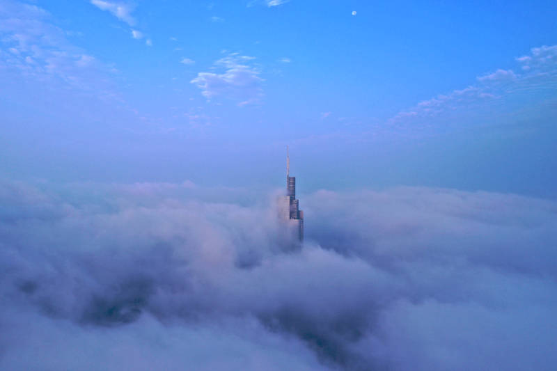 航拍云端之上的南京紫峰大厦图片