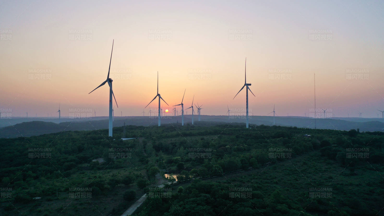 航拍六合竹镇夕阳下的风车农场图片