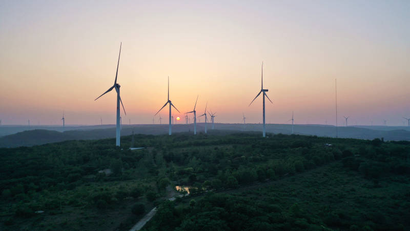 航拍六合竹镇夕阳下的风车农场图片