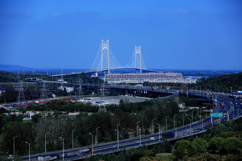 远眺南京栖霞山长江大桥图片