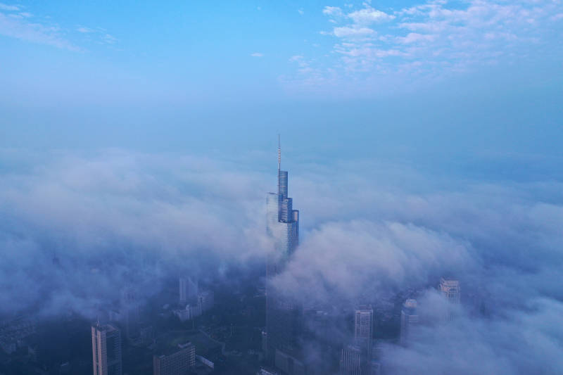 航拍云雾中的南京紫峰大厦图片