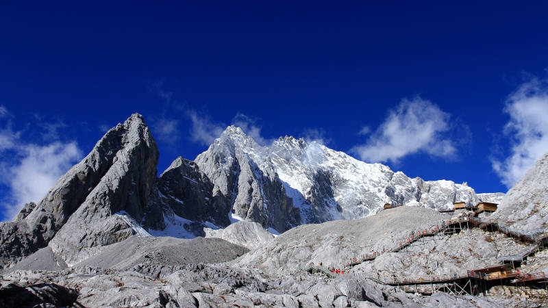 云南丽江雪山巍峨 蓝天白云图片