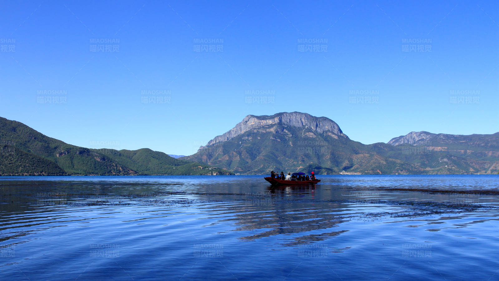 泸沽湖水上泛舟游山景图片