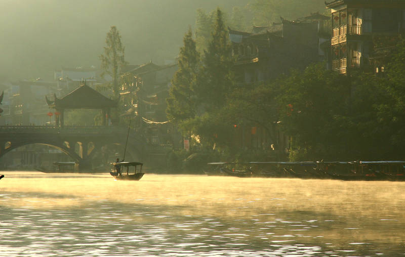 凤凰古城晨曦中的沱江风光图片