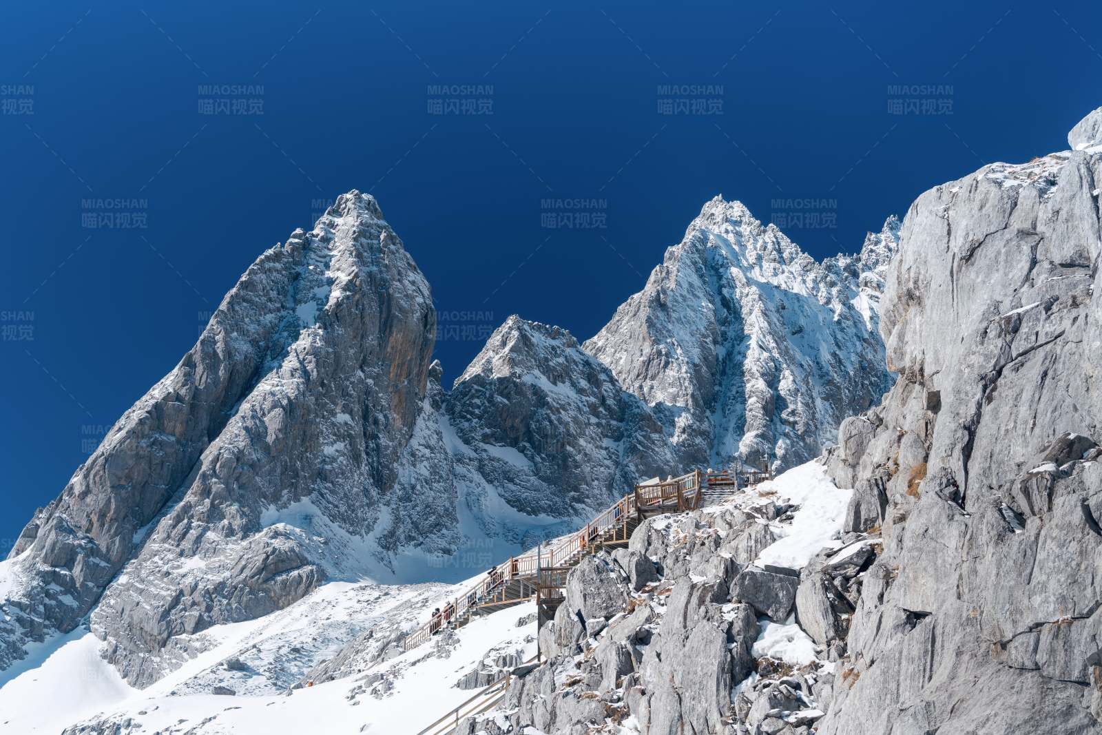 丽江玉龙雪山的登山之路图片