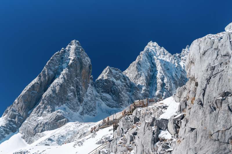 丽江玉龙雪山的登山之路图片