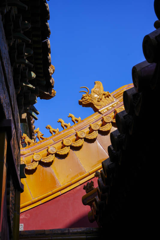 故宫屋檐下的金色装饰图片