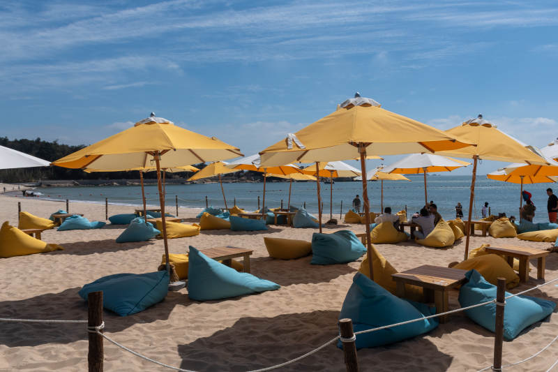 沙滩上的黄色遮阳伞图片