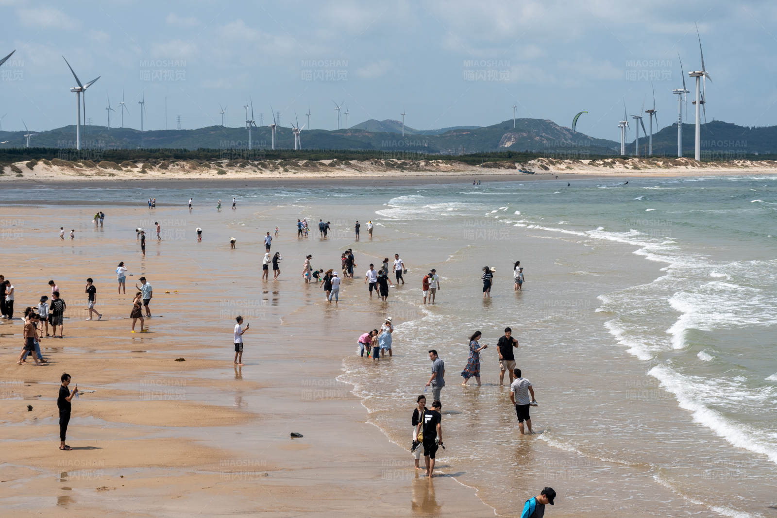 海滩上的游客图片