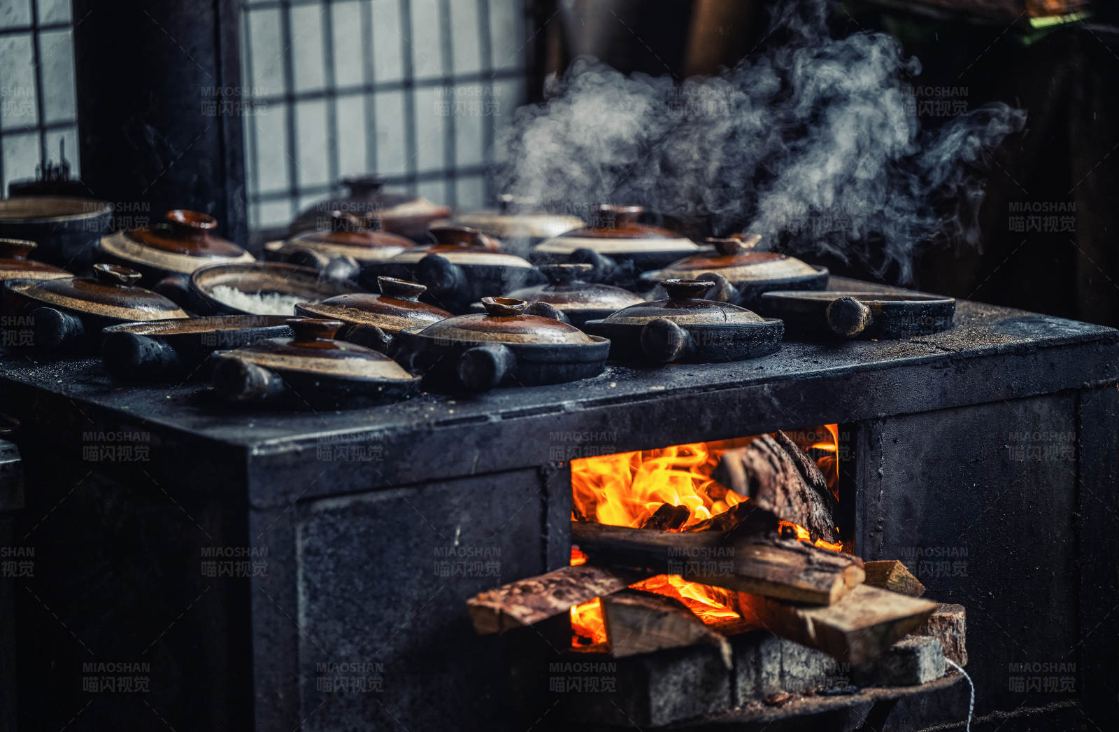 传统木炭烤鱼图片