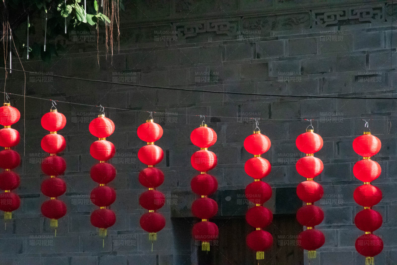 红灯笼高挂古墙前图片