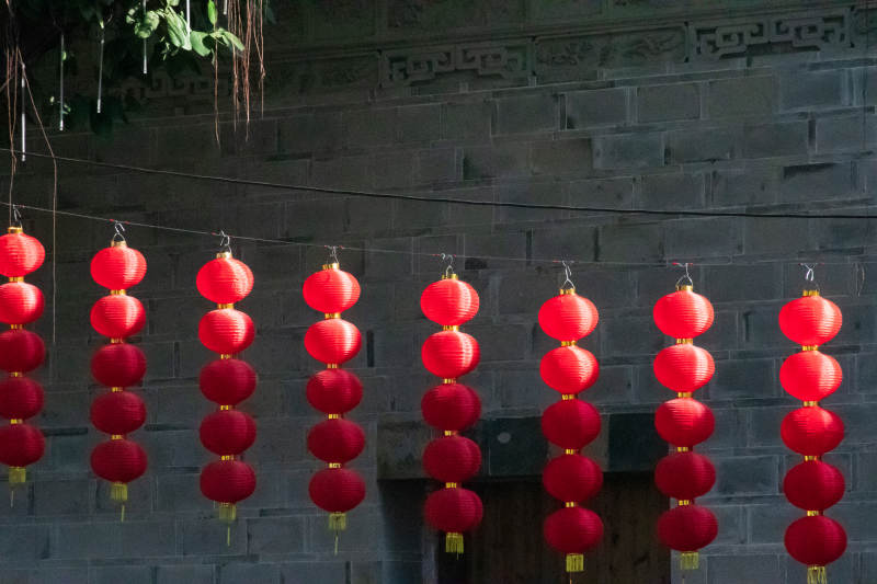 红灯笼高挂古墙前图片