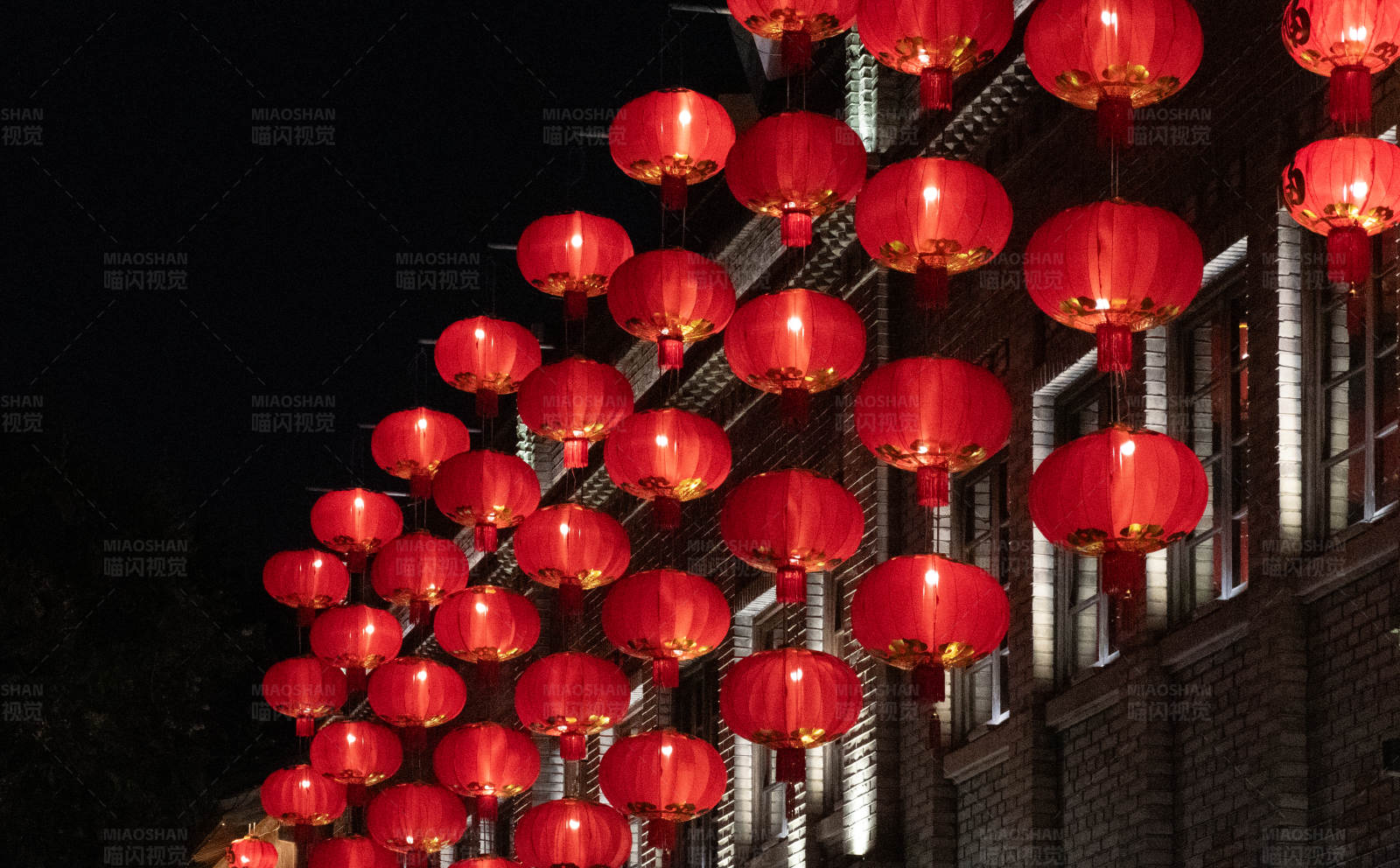 夜幕下的红灯笼图片