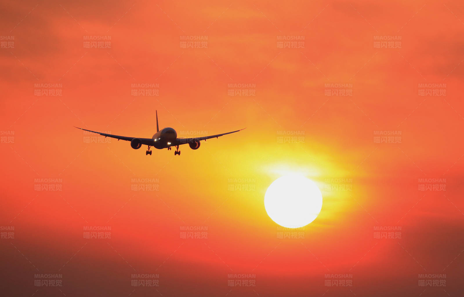 夕阳下的民航飞机图片