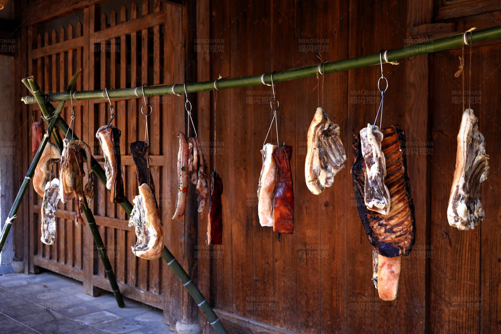 挂在竹竿上的腌肉图片