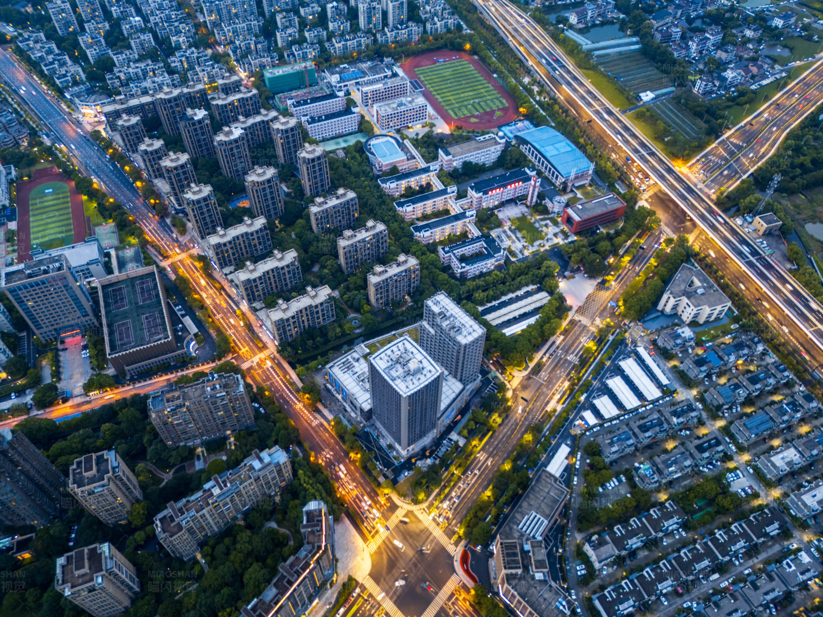 浙江省杭州市临平区人民大道城市夜景鸟瞰图图片