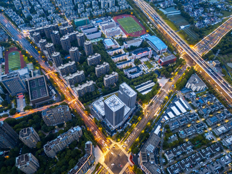 浙江省杭州市临平区人民大道城市夜景鸟瞰图图片