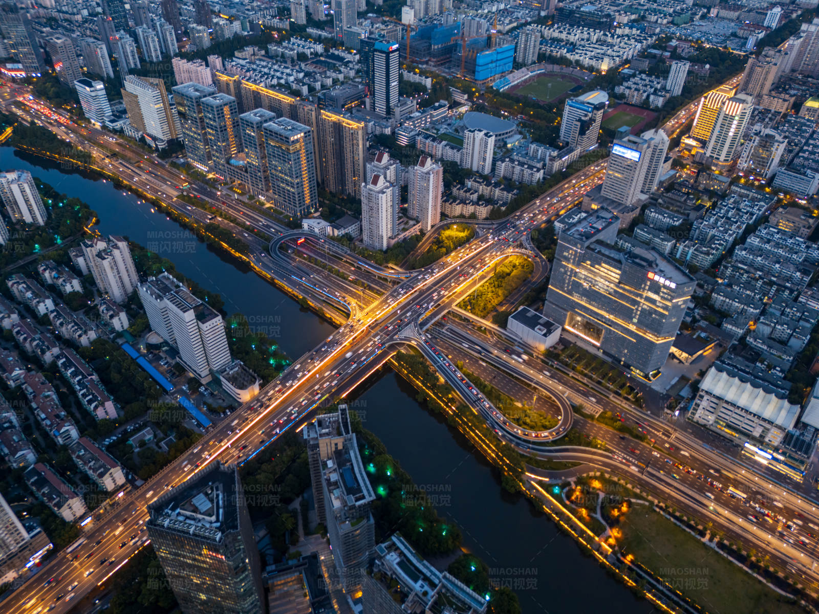 浙江省杭州市拱墅中和高架路城市夜景鸟瞰图图片