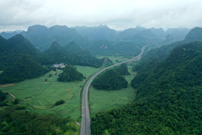 航拍山路蜿蜒 翠绿连绵图片