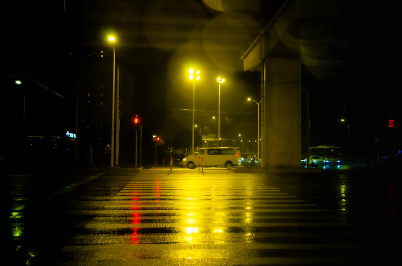 夜雨中的城市街道图片