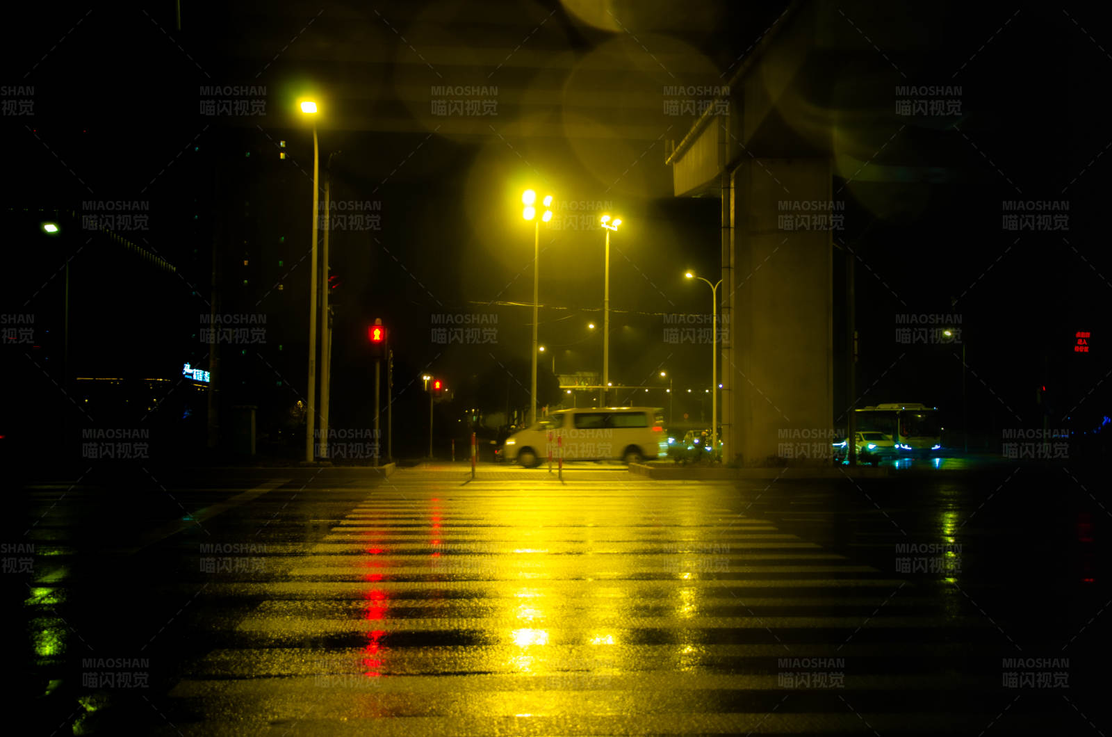 夜雨中的城市街道图片