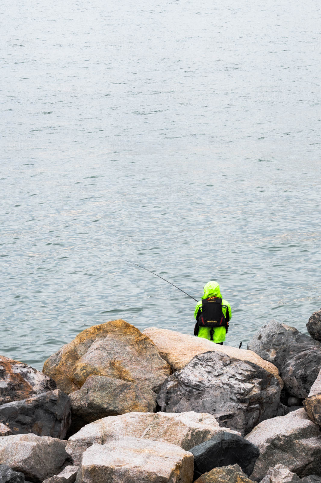 岩石上的垂钓者图片