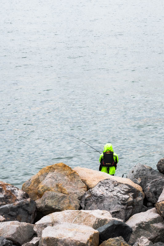 岩石上的垂钓者图片