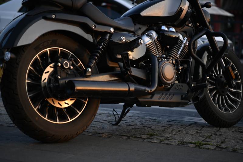 黑色摩托车特写图片