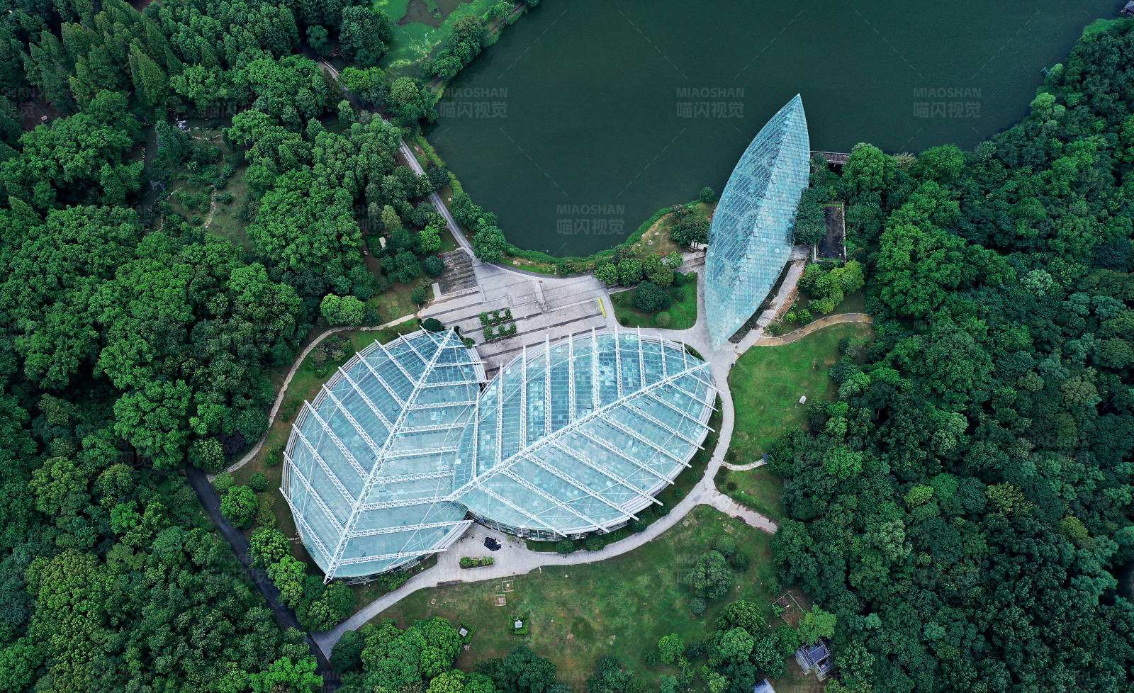 航拍南京钟山植物园温室场馆图片