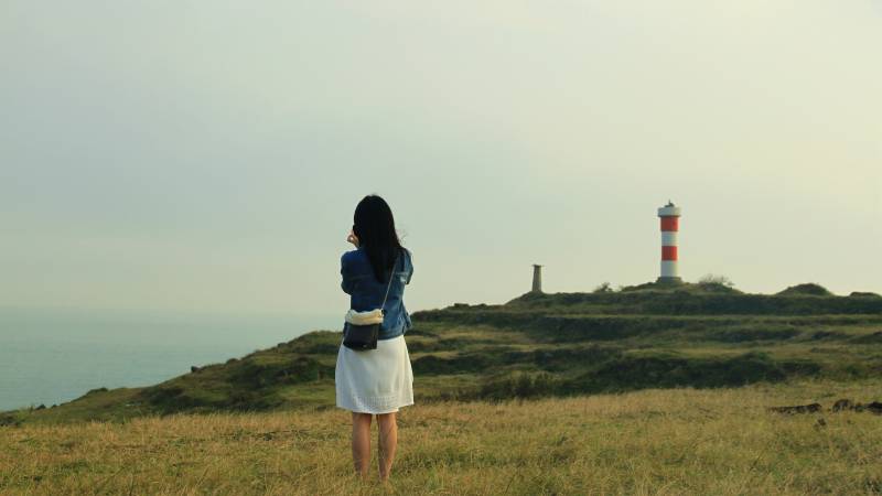 漳州镇海角眺望灯塔的女孩图片